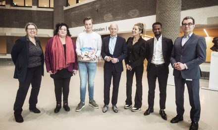 Ziezon Magazine overhandigd aan Kamerleden