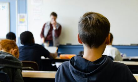 PISA 2025: vraag niet nóg meer van leraren, maar versterk de school om hen heen