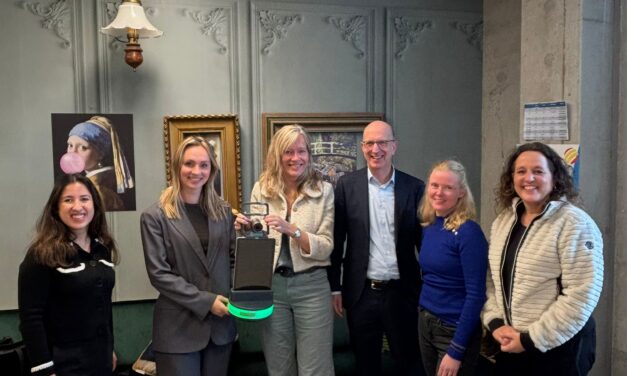 Lisa Westerveld en Ilana Rooderkerk op werkbezoek: zorgen over toekomst OZL centraal