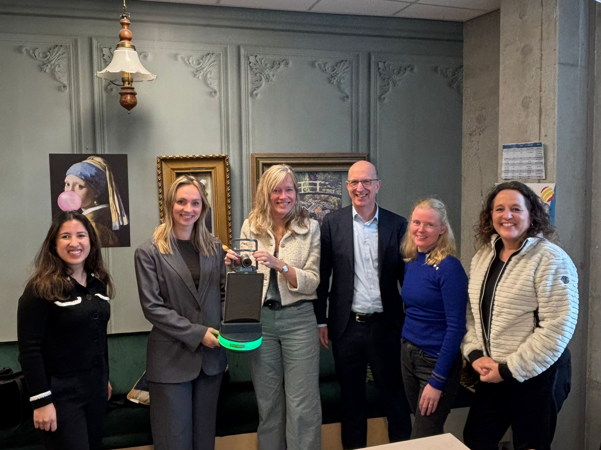 Lisa Westerveld en Ilana Rooderkerk op werkbezoek: zorgen over toekomst OZL centraal